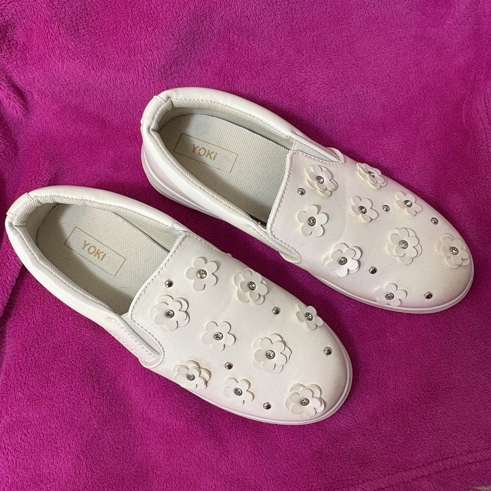 Yoki‎ White Flower Shoes Loafer Mock Designer Detail Flowers Silver Rivets Sz 8
